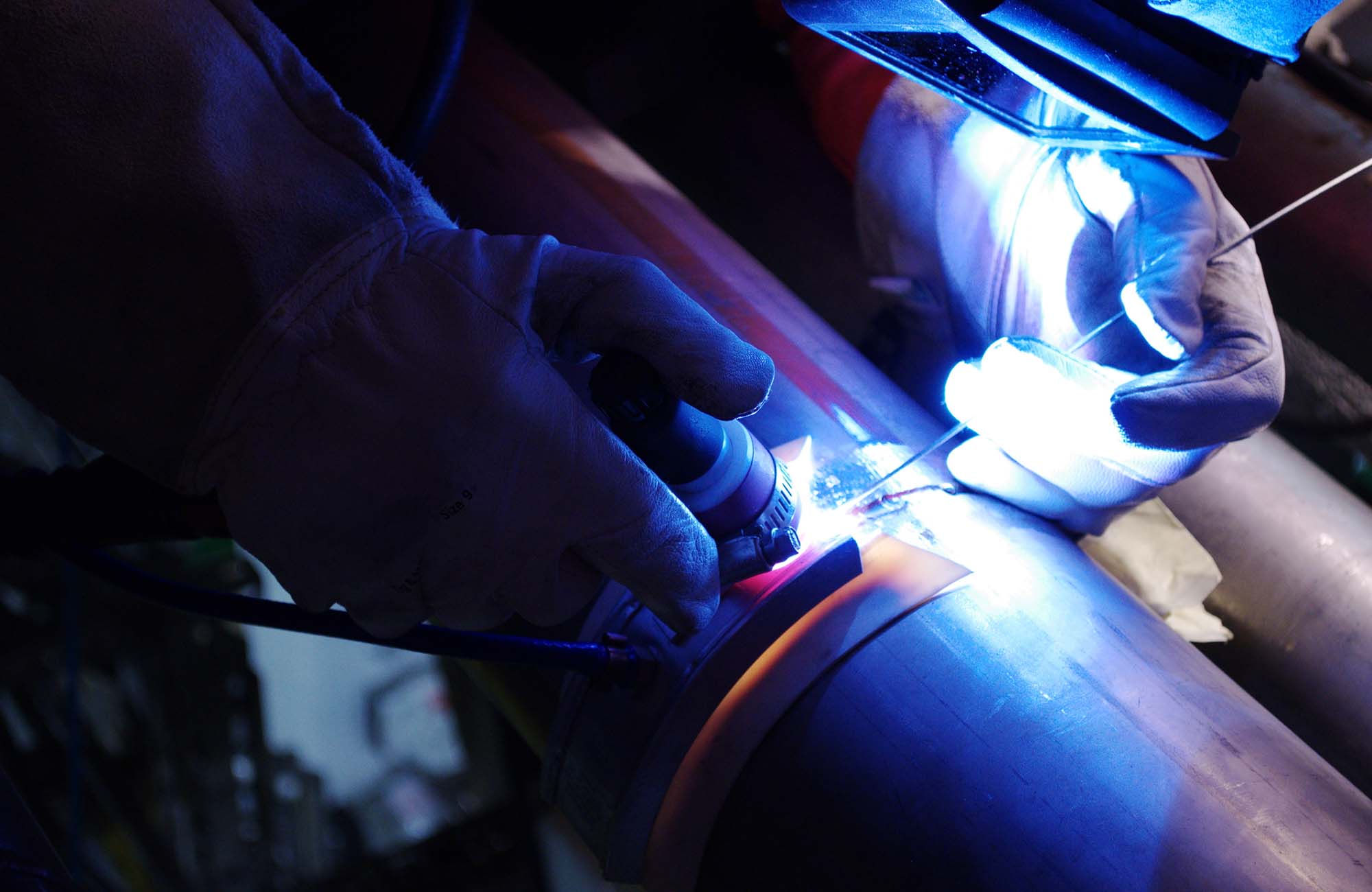 Welding of a titanium tube in a shielding gas environment with a tungsten electrode